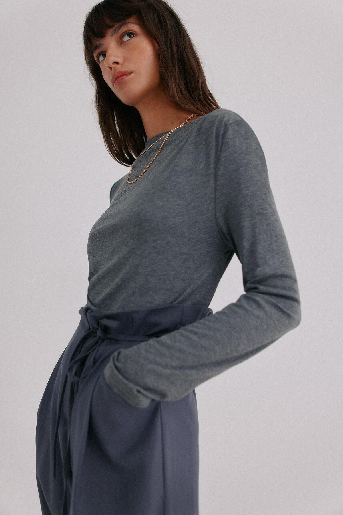 호스 인트로피아 미니멀 드레이프 긴팔 티셔츠 9102356 GRIS - 상품 이미지