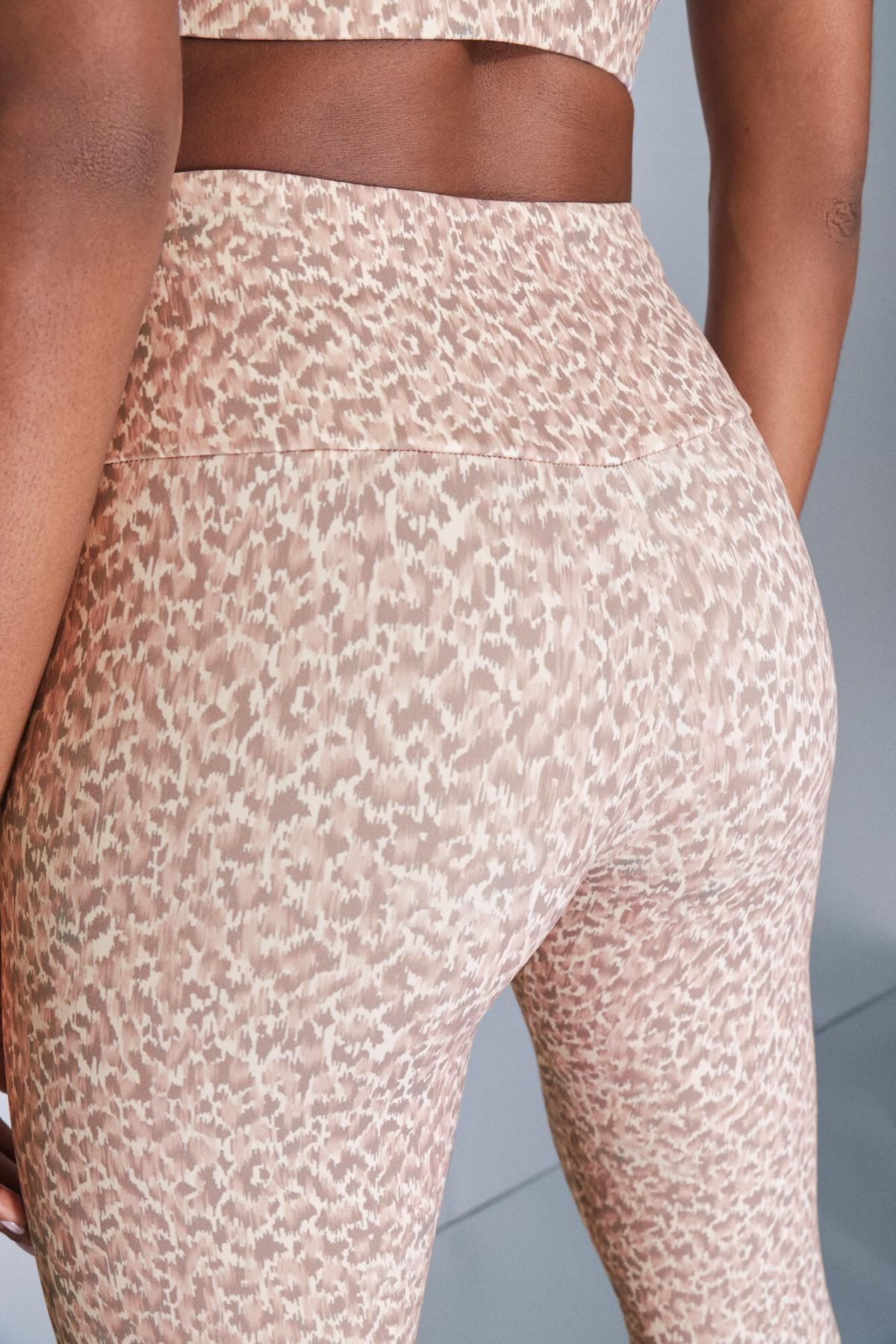 대시 앤 스타즈 애니멀 프린트 4D 스트레치 크롭 레깅스 5172043 BEIGE - 상세 이미지 3