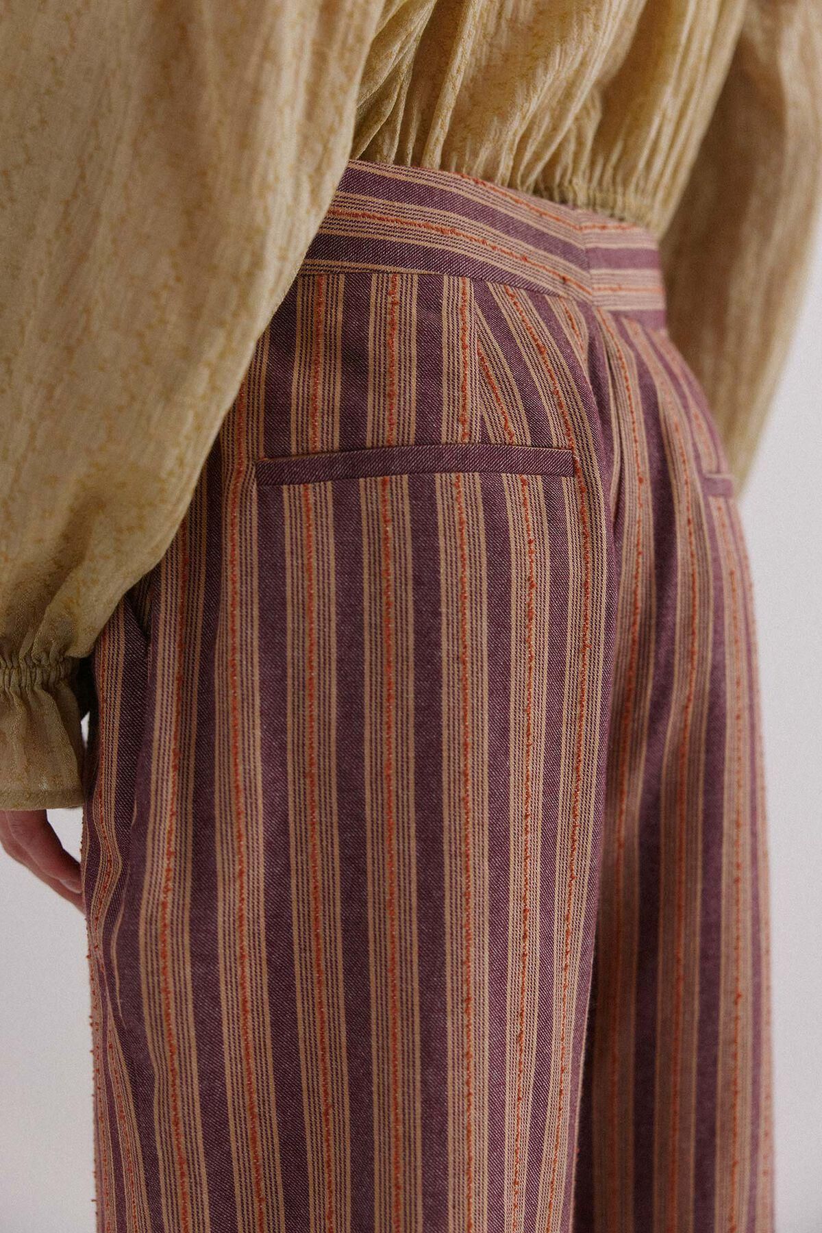 호스 인트로피아 스트라이프 와이드핏 슬랙스 팬츠 6542826 LILA - 상세 이미지 5