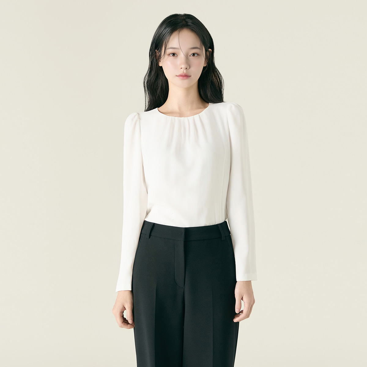 로엠 베이직 라운드넥 블라우스 RMBLF49R01 - 메인 이미지