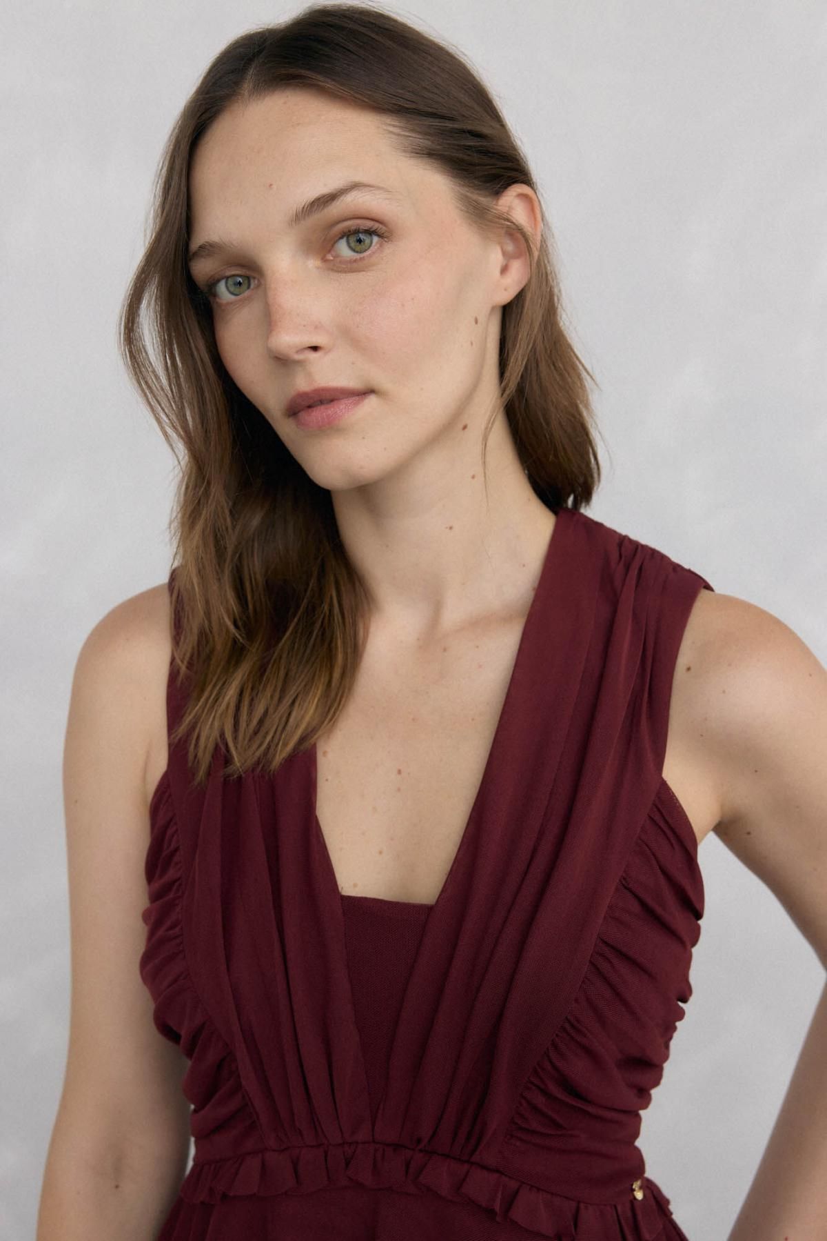 페드로 델 이에로 시스루 튤 민소매 블라우스 브이넥 프릴 7652603 BURDEOS - 상세 이미지 4