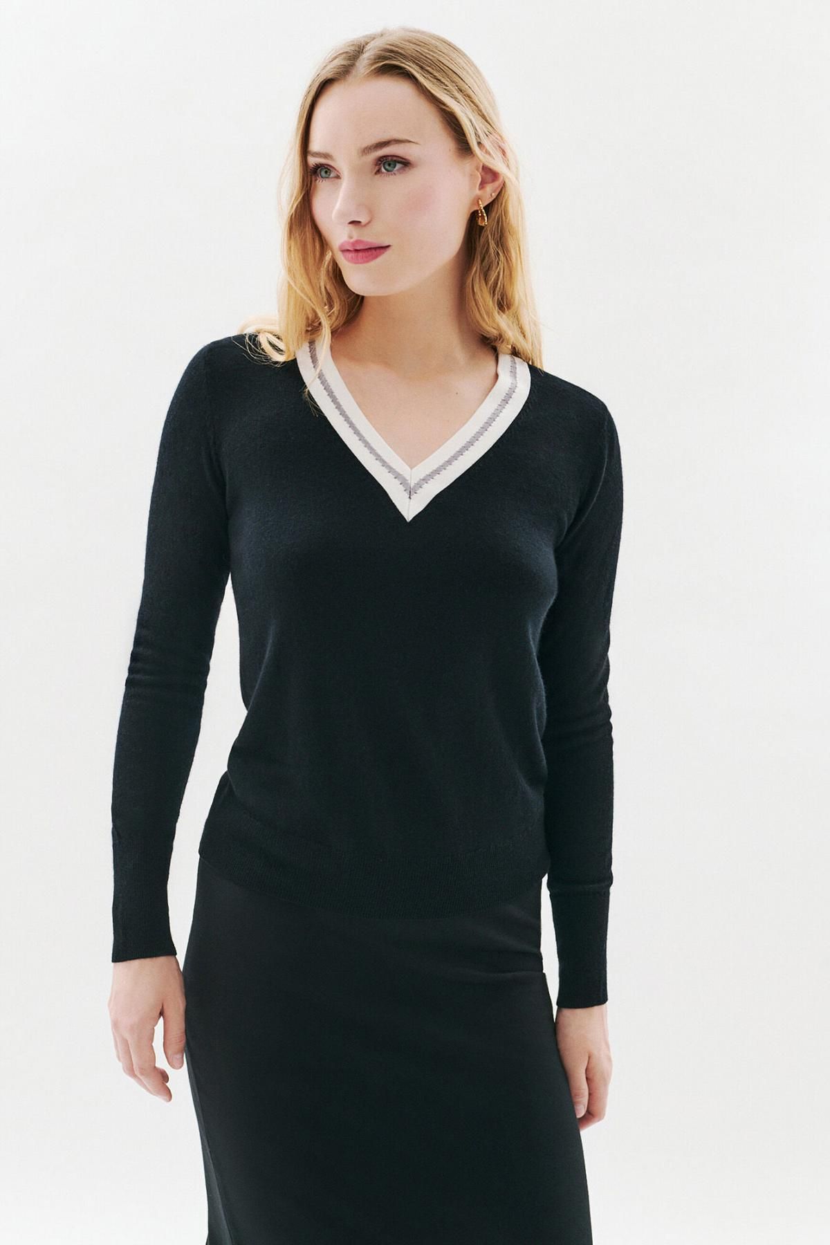 카롤 브이넥 테크니컬 배색 니트 스웨터 5795370 NEGRO - 상품 이미지