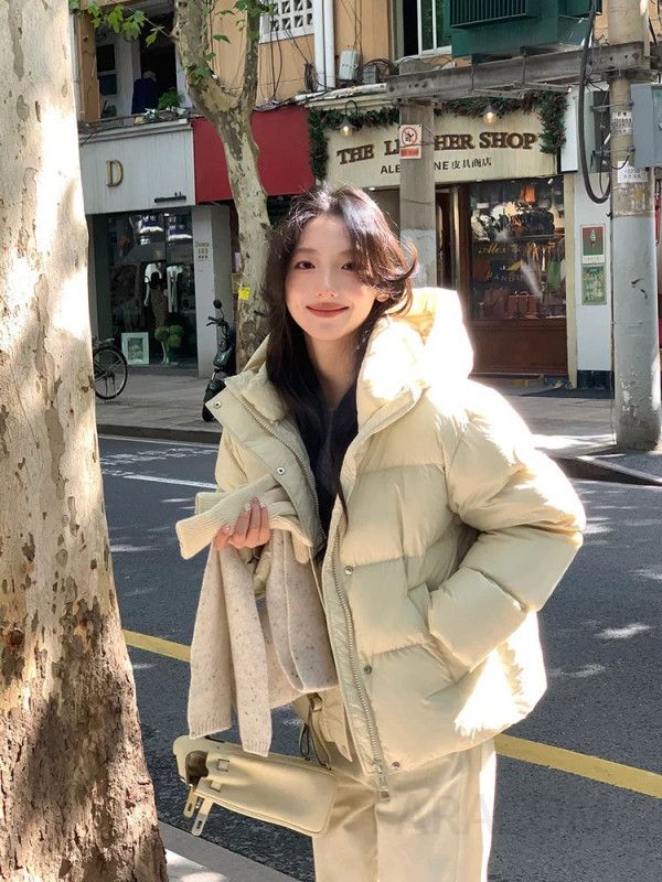 여성 겨울 숏패딩 퍼프 스타일 후드 점퍼 재킷 두꺼운 보온성 아우터 경량 캐주얼 따뜻한 착용감 트렌디한 디자인 - 상세 이미지 2
