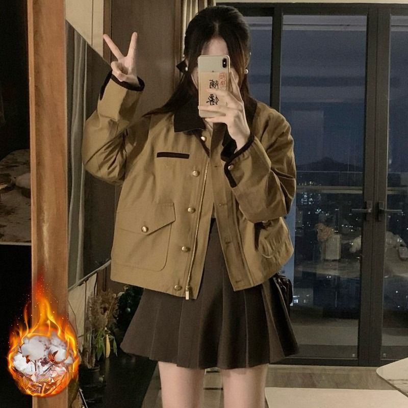 여성 루즈핏 배색 카라 누빔 크롭 점퍼 금장 버튼 긴팔 아우터 데일리 오피스룩 캠퍼스 캐주얼 점퍼 겨울 자켓 - 메인 이미지