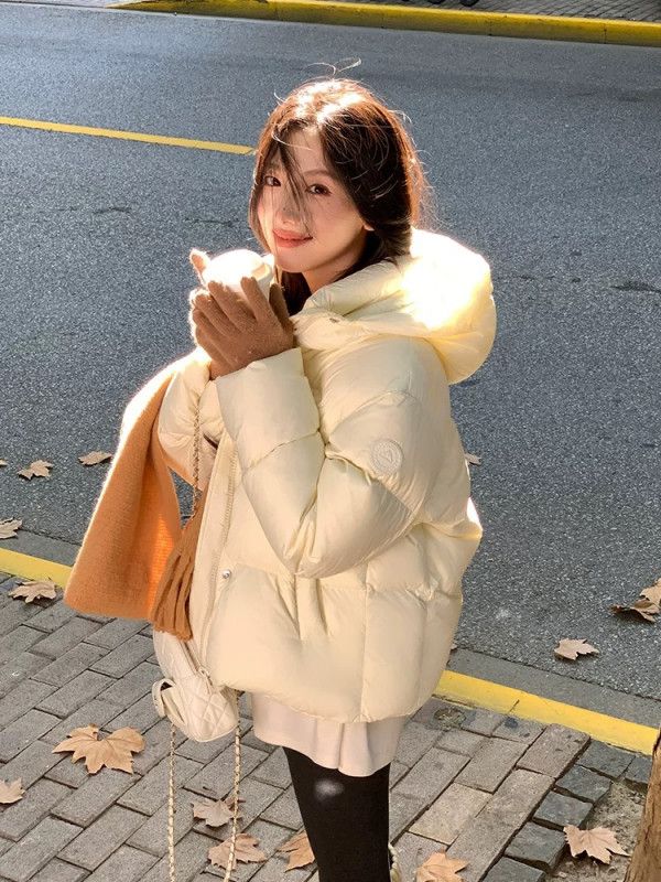 여성 겨울 숏패딩 퍼프 스타일 후드 점퍼 재킷 두꺼운 보온성 아우터 경량 캐주얼 따뜻한 착용감 트렌디한 디자인 - 상세 이미지 4