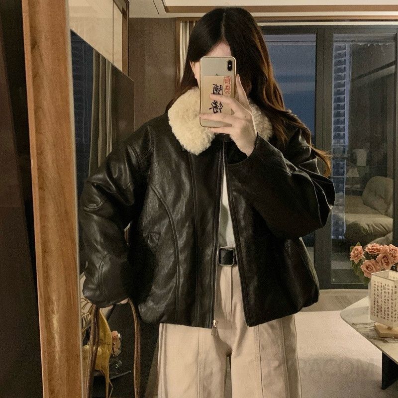 여성 양털카라 페이크레더 무스탕 숏패딩자켓 도톰한 루즈핏 오버핏 따뜻한 겨울 데일리 아우터 - 메인 이미지