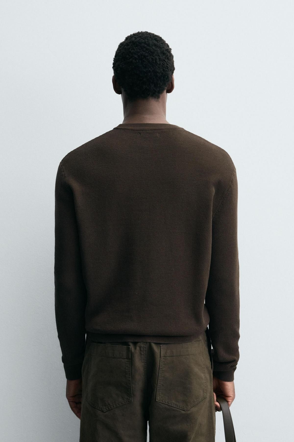자라 와플 니트 라운드 브라운 레귤러핏 남성 스웨터 3332/301 BROWN - 상세 이미지 4