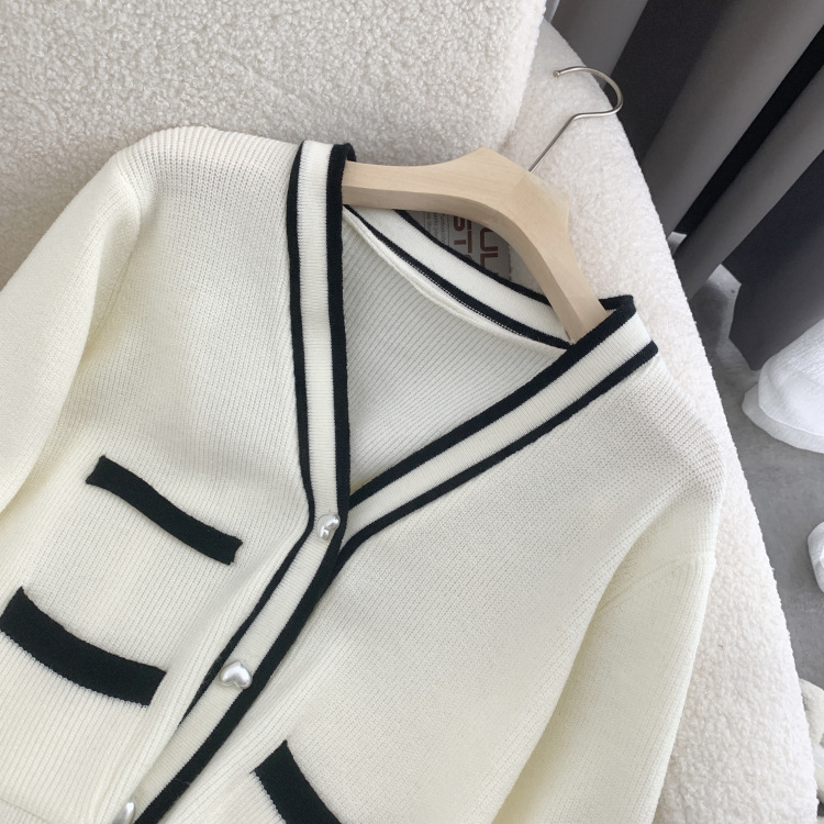 도톰 골지 브이넥 배색 하트단추 니트가디건 여성 겨울이너 데일리 여자여자몰 간절기겸용 - 상세 이미지 3