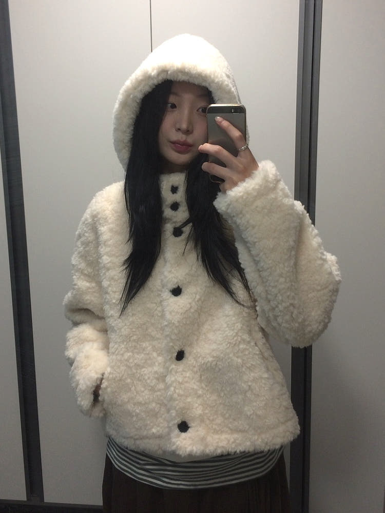 [귀여운 핏🤍] 뽀글이 퍼 버튼 무스탕 자켓 (3color) : 모브앤로지