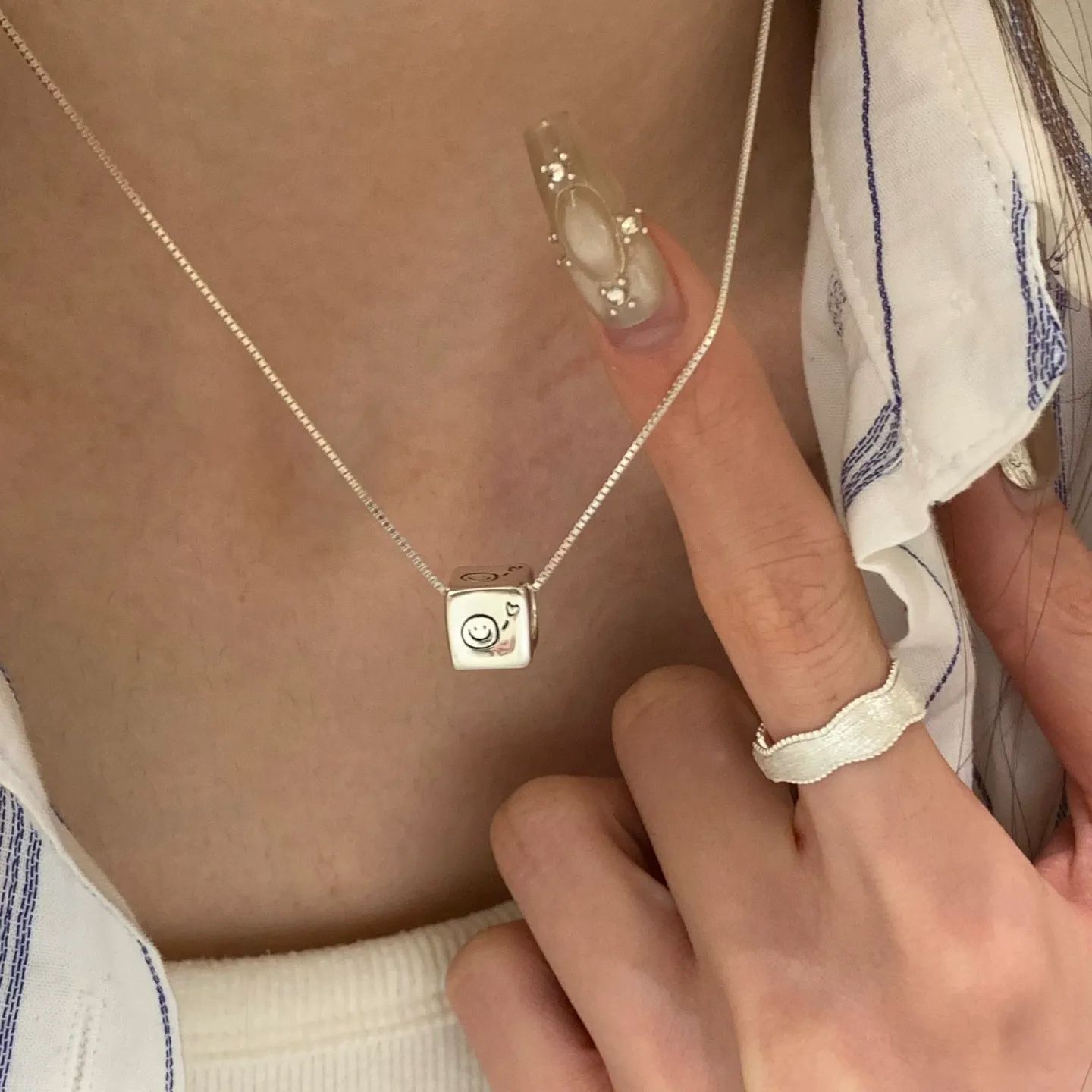 스마일 웃는 목걸이 여자 여성 여자친구 목걸이 커플 친구 우정 목걸이 선물 큐브 사각 네모 끈목걸이 특이한 악세사리 팬던트 이미지 7