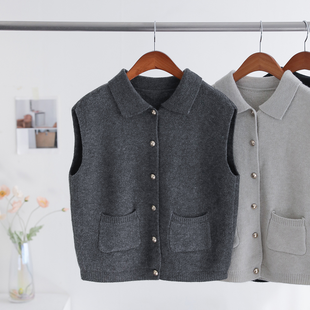 클로다 페미닌 골드버튼 카라 포켓 루즈핏 도톰 니트 베스트 제품 이미지