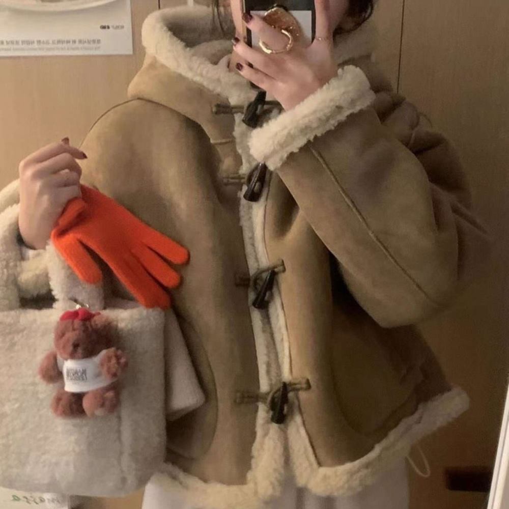 무스탕 후드 양털 뽀글이 스웨이드 코트 퍼 자켓 떡볶이단추 - 상품 이미지