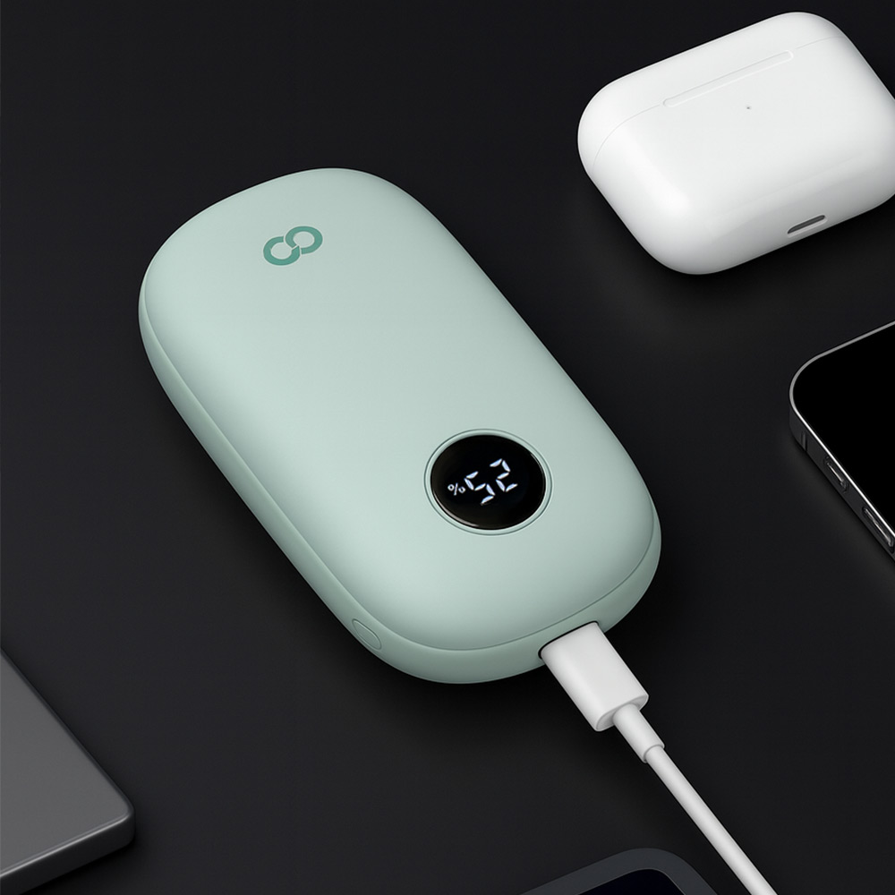 연두색 손난로를 검은 배경에서 다각도로 촬영한 것으로 USB 충전 포트와 온도 및 배터리 상태 표시가 보이는 모습