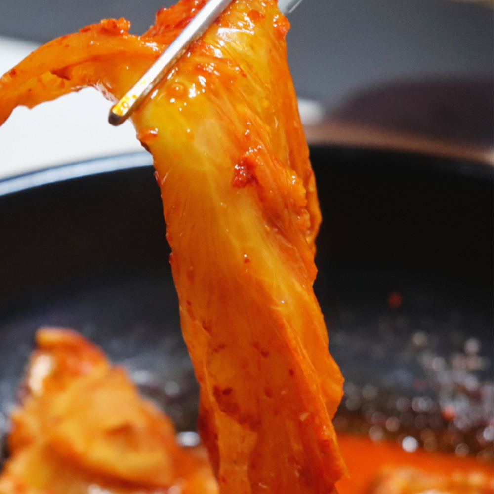 2인분 넉넉한 묵은지 등갈비 김치찜 700g 새콤한 김치국물 얼큰한 밀키트