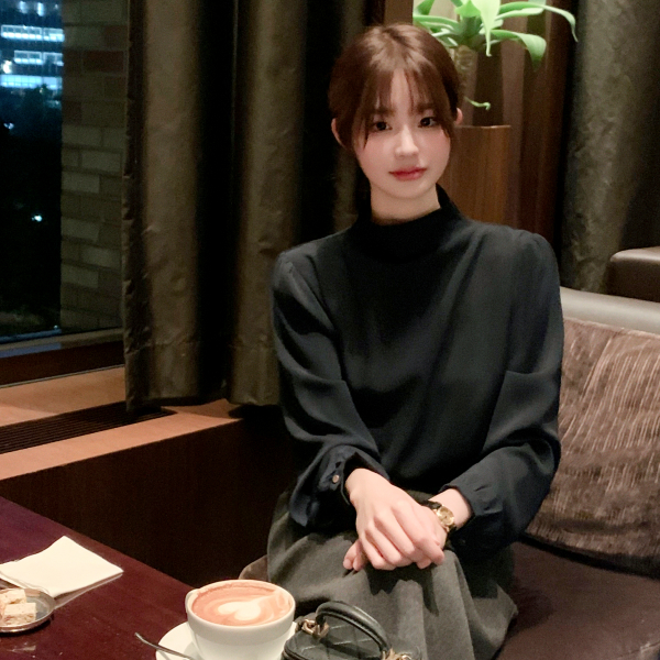 [자체제작] (MADE업스타일추천드레이프핏뒷넷포인트) 포일리 드레이프 반하이넥 긴팔 블라우스 bs8503 - 상품 이미지
