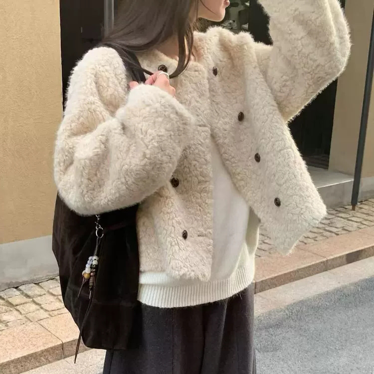 오버무드 겨울 양털 뽀글이 더블 단추 덤블 부클 크롭 자켓 - 상품 이미지