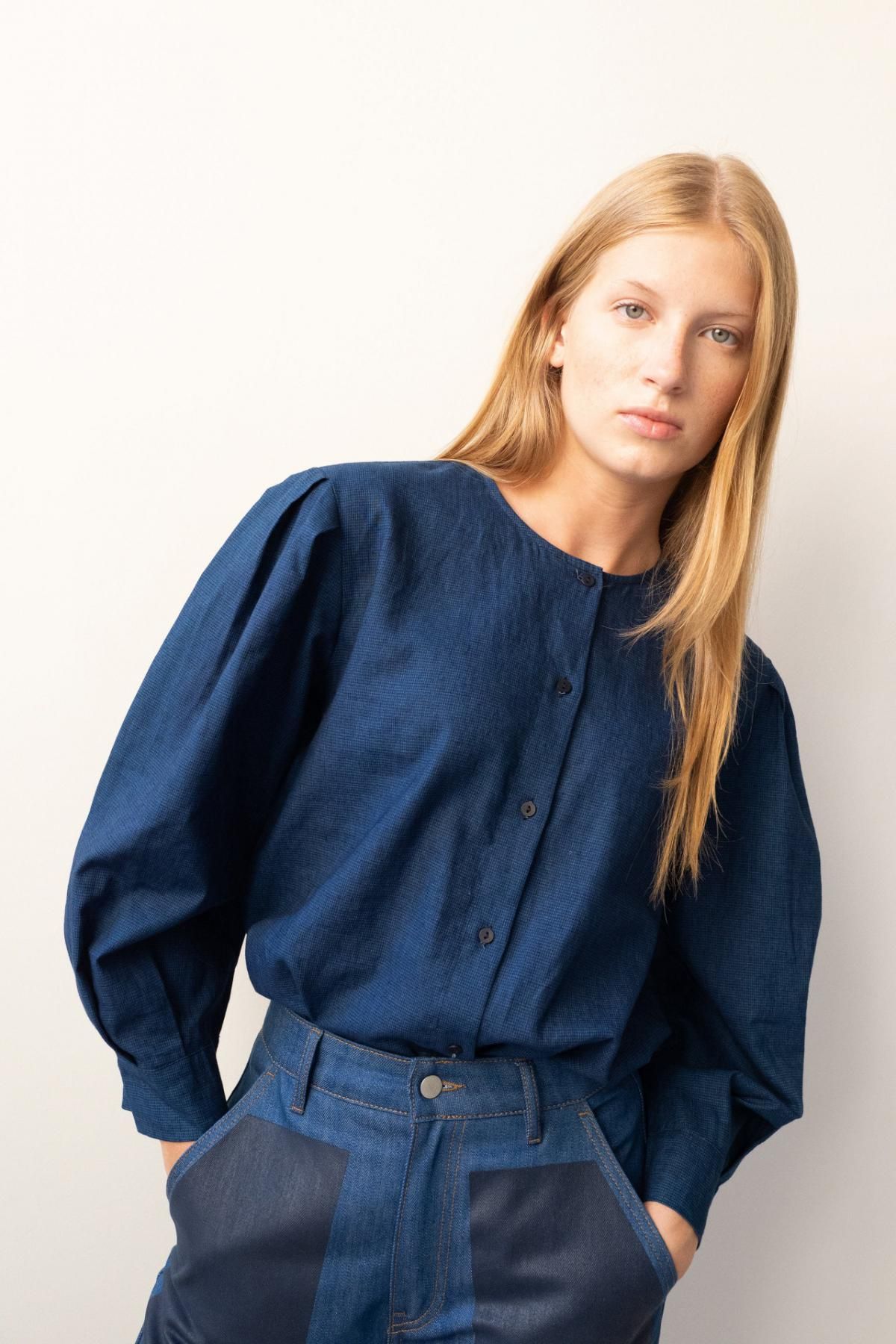 타이니코튼 플리츠 네이비 블라우스 AW23-608-107 ONE COLOR - 상세 이미지 4