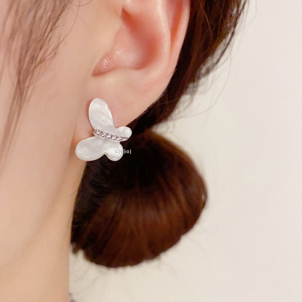 14K 화이트 나비 자개 귀걸이 러블리 포인트 딱붙는 이어링 - 상세 이미지 5