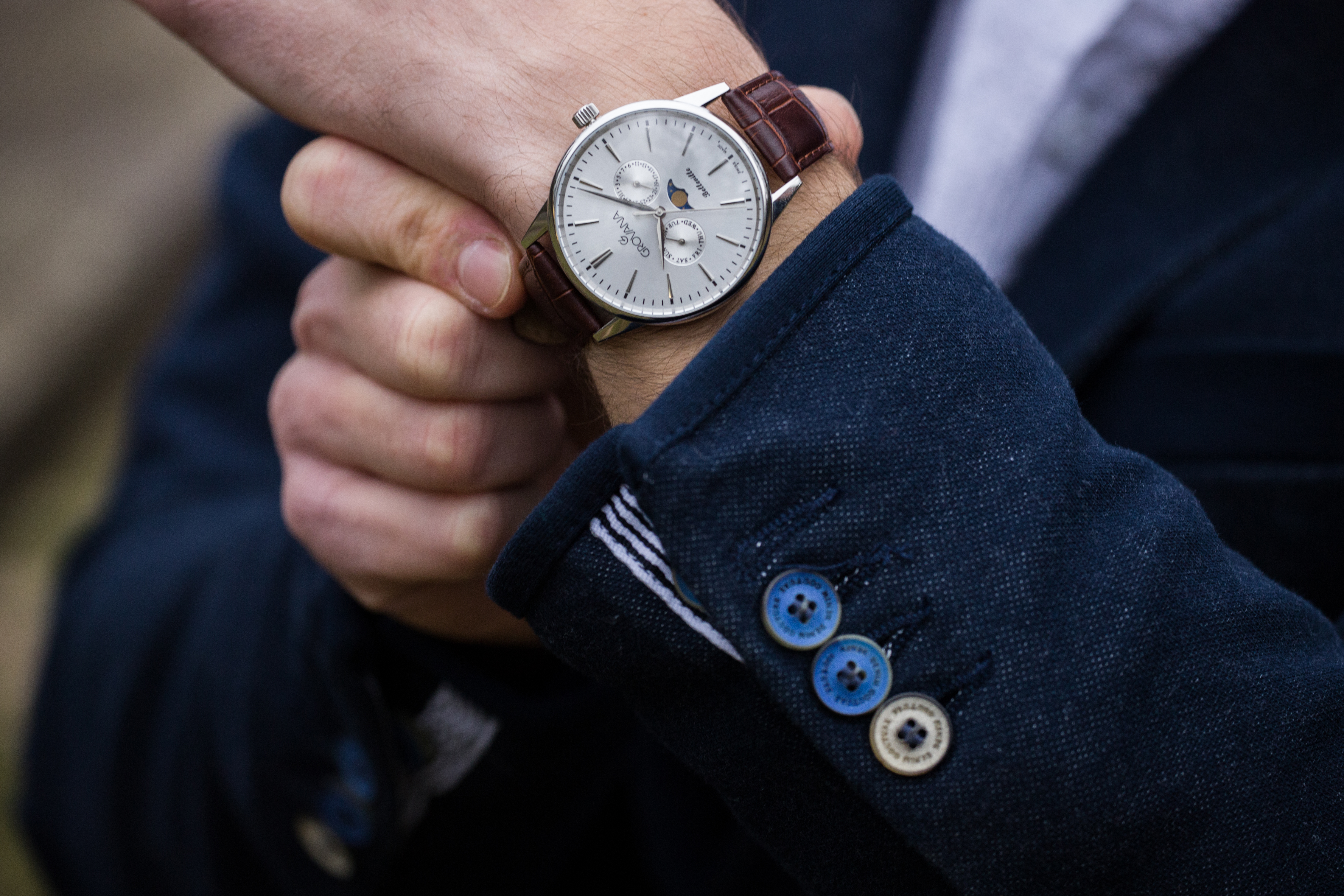 그로바나 벨빌 문페이즈 화이트 다이얼 가죽 42mm - 상세 이미지 4
