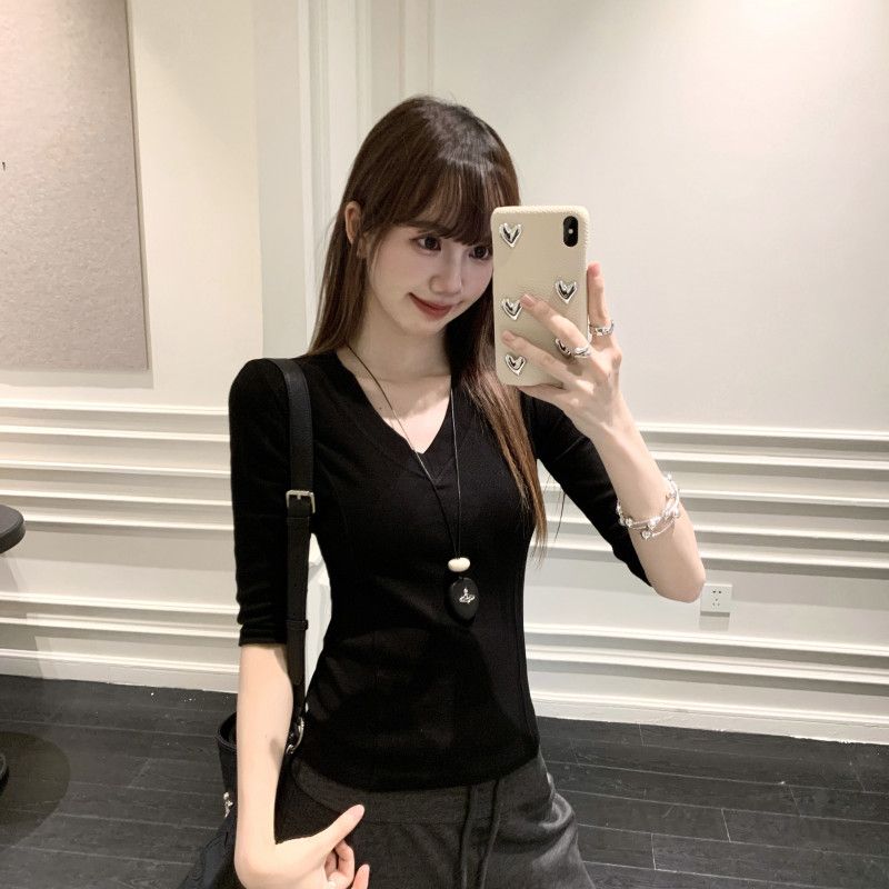 여성 블랙 V넥 오프숄더 티셔츠 슬림핏 미드슬리브 5부 소매 초가을 신상 착용감 모던한 디자인 - 상품 이미지