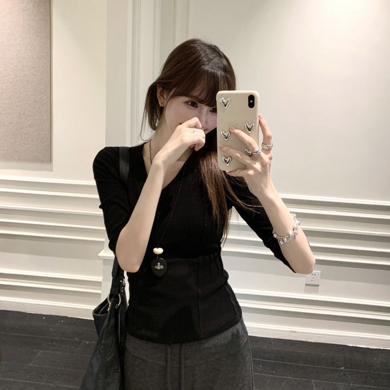 여성 블랙 V넥 오프숄더 티셔츠 슬림핏 미드슬리브 5부 소매 초가을 신상 착용감 모던한 디자인 - 상세 이미지 5