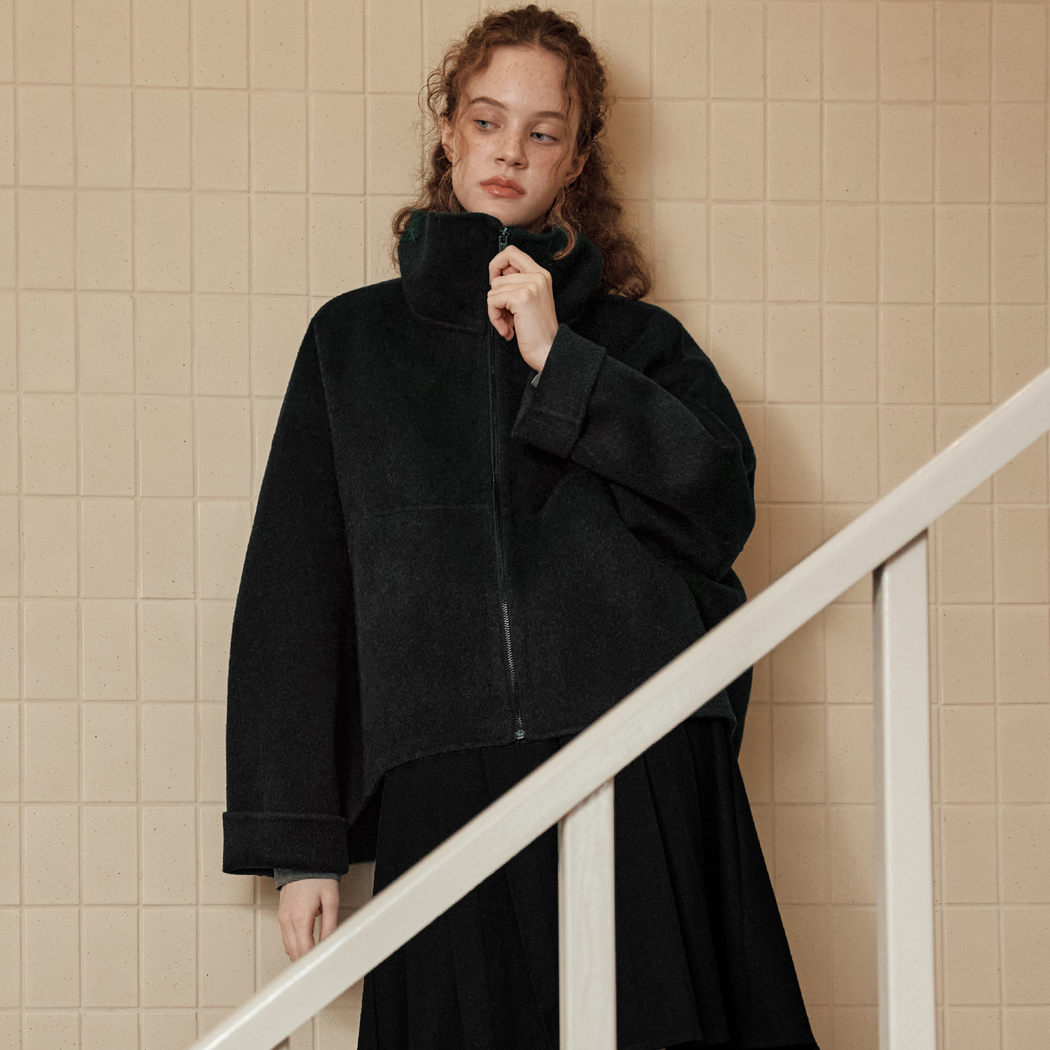 [제로스트릿] [2컬러] 캐시미어 하이넥 집업 하프 코트 CASHMERE HIGH-NECK ZIP-UP HALF COAT - 상세 이미지 4
