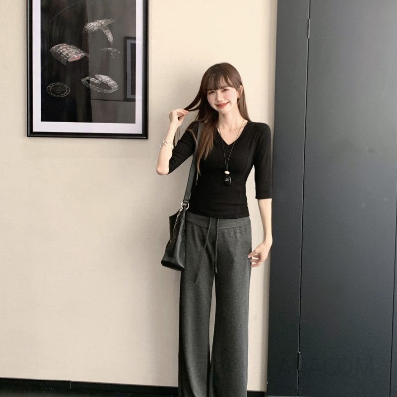 여성 블랙 V넥 오프숄더 티셔츠 슬림핏 미드슬리브 5부 소매 초가을 신상 착용감 모던한 디자인 - 상세 이미지 4