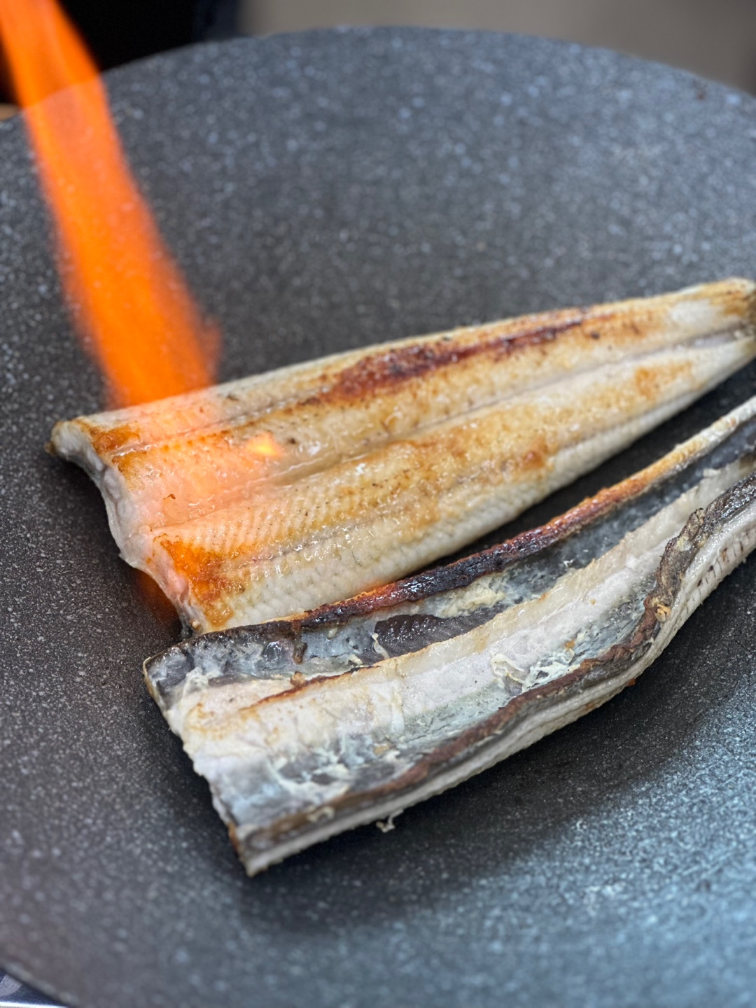 국산 풍천 자포니카 민물장어 1kg 손질 후 650g 장어소스2종 초생강 포함 캠핑 - 상세 이미지 4