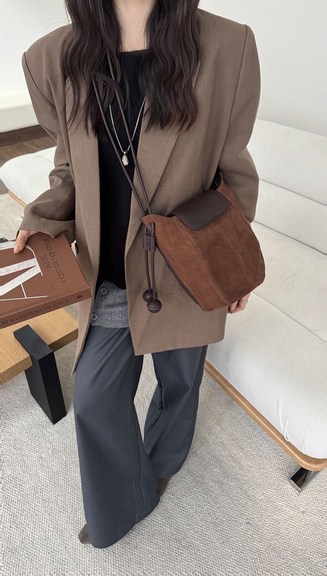 여성용 소가죽 콤비 스웨이드 복조리백 데일리 미니 버킷백 복고풍 가을 겨울  숄더백 이미지 6
