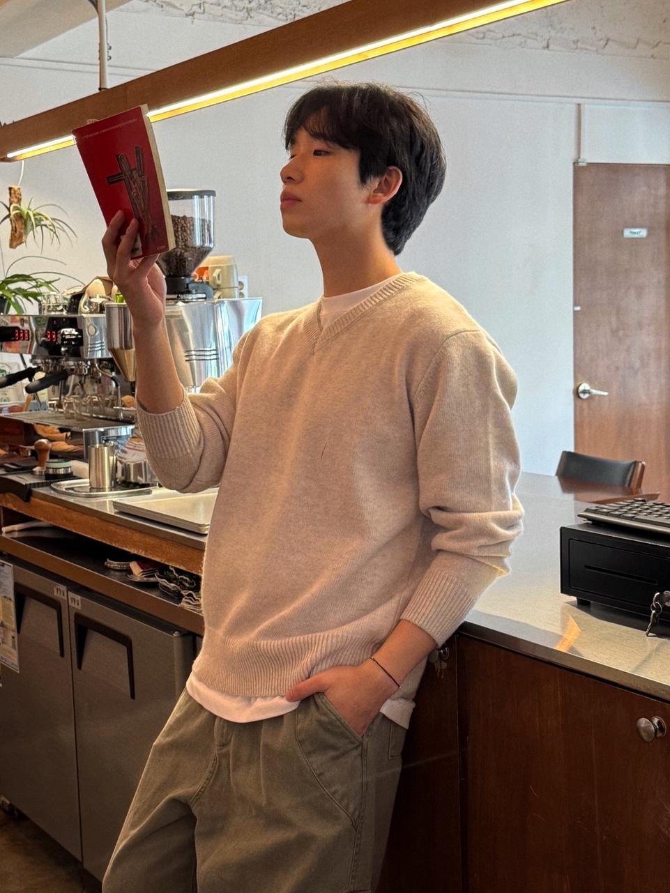 (남녀공용) 레이어드 배색 크롭 브이넥 니트 / 가을 겨울 오버 루즈 여리 스웨터 - 상세 이미지 3
