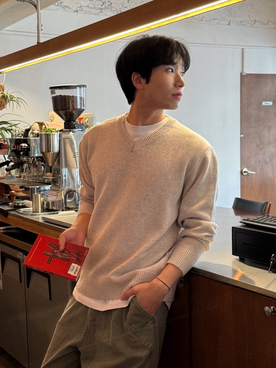 (남녀공용) 레이어드 배색 크롭 브이넥 니트 / 가을 겨울 오버 루즈 여리 스웨터 - 메인 이미지