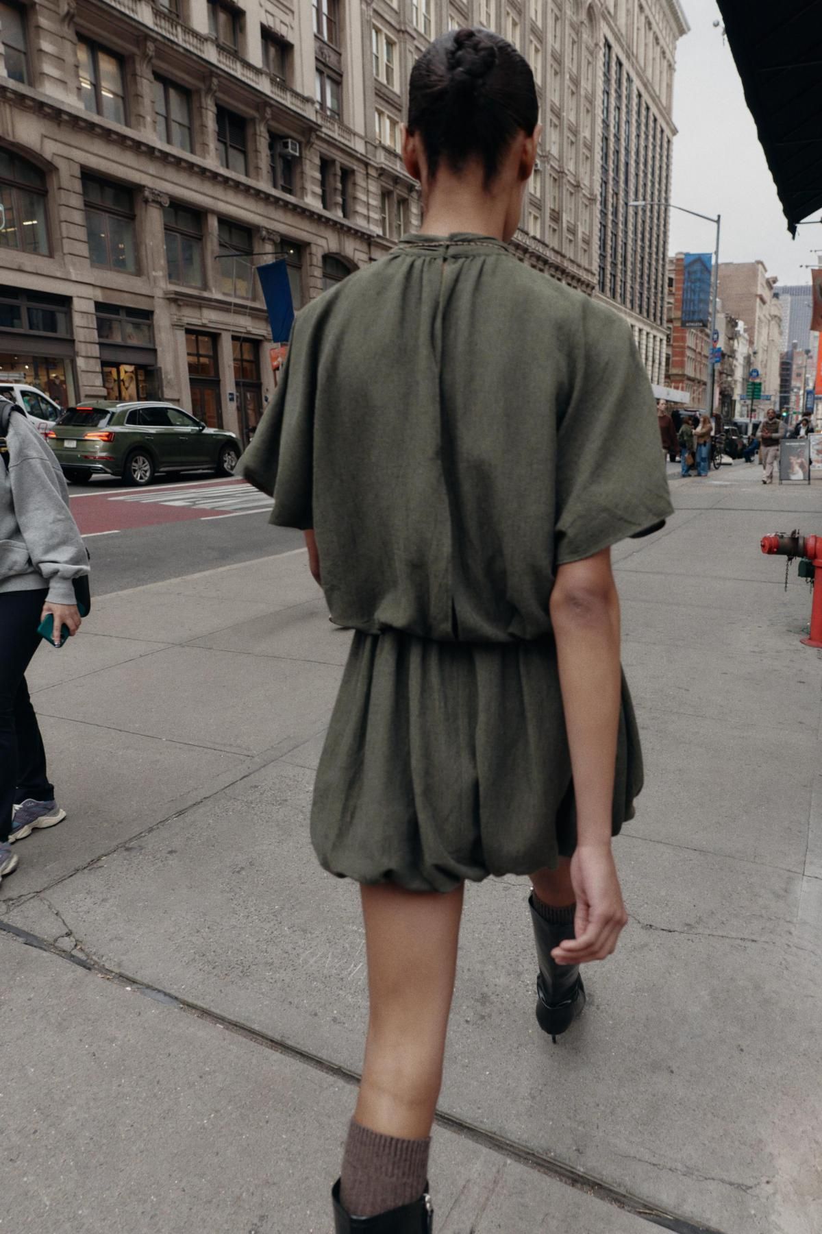자라 테크니컬 하이넥 벌룬 미니 원피스 9863/160 KHAKI - 상세 이미지 5