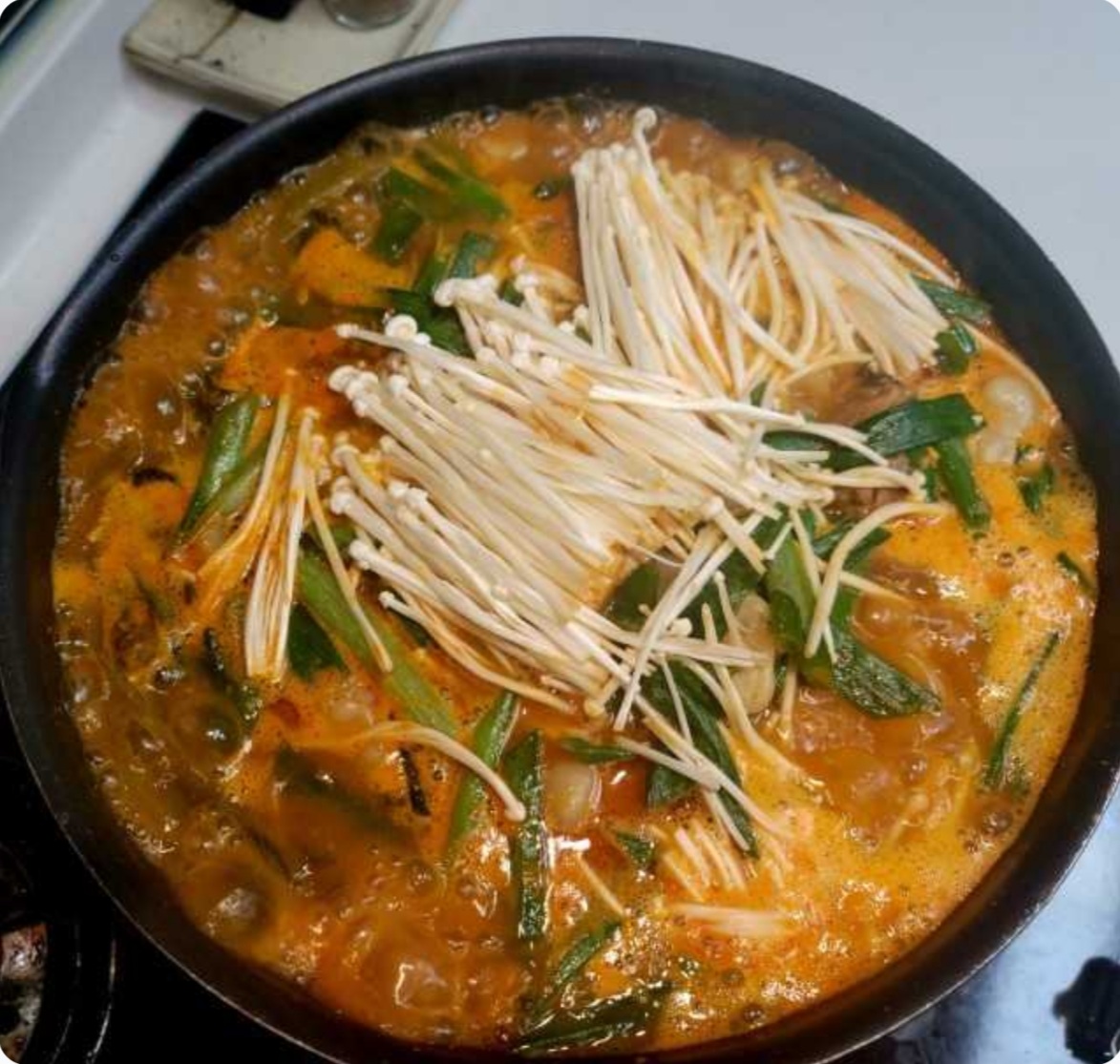 꼼꼼푸드 업소용 식당용 1인 감자탕 뼈해장국 밀키트 냉동 즉석탕 900g 16팩 이미지 6