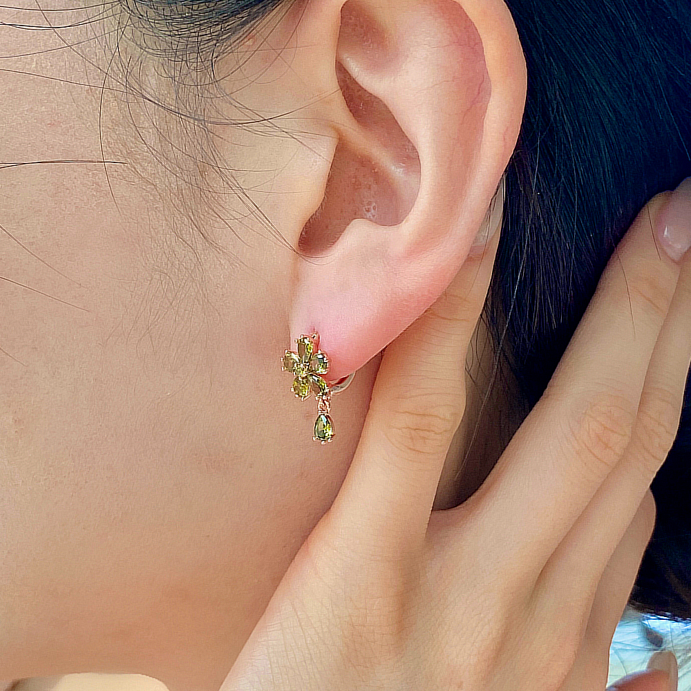 [Color Cubic] 모노그래프 칼리아 여성 주얼리 큐빅 원터치 꽃 핑크 블루 데일리 귀걸이 Peridot - 상세 이미지 5