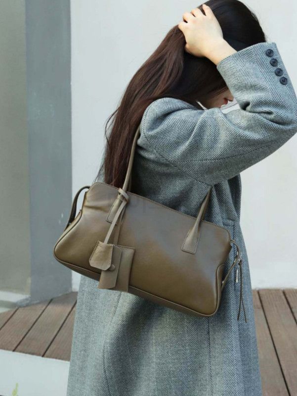 가벼운 여성 가죽 숄더백 데일리 토트백 직장인 출퇴근용 외출용 오피스룩 가방 호보백 - 상세 이미지 4
