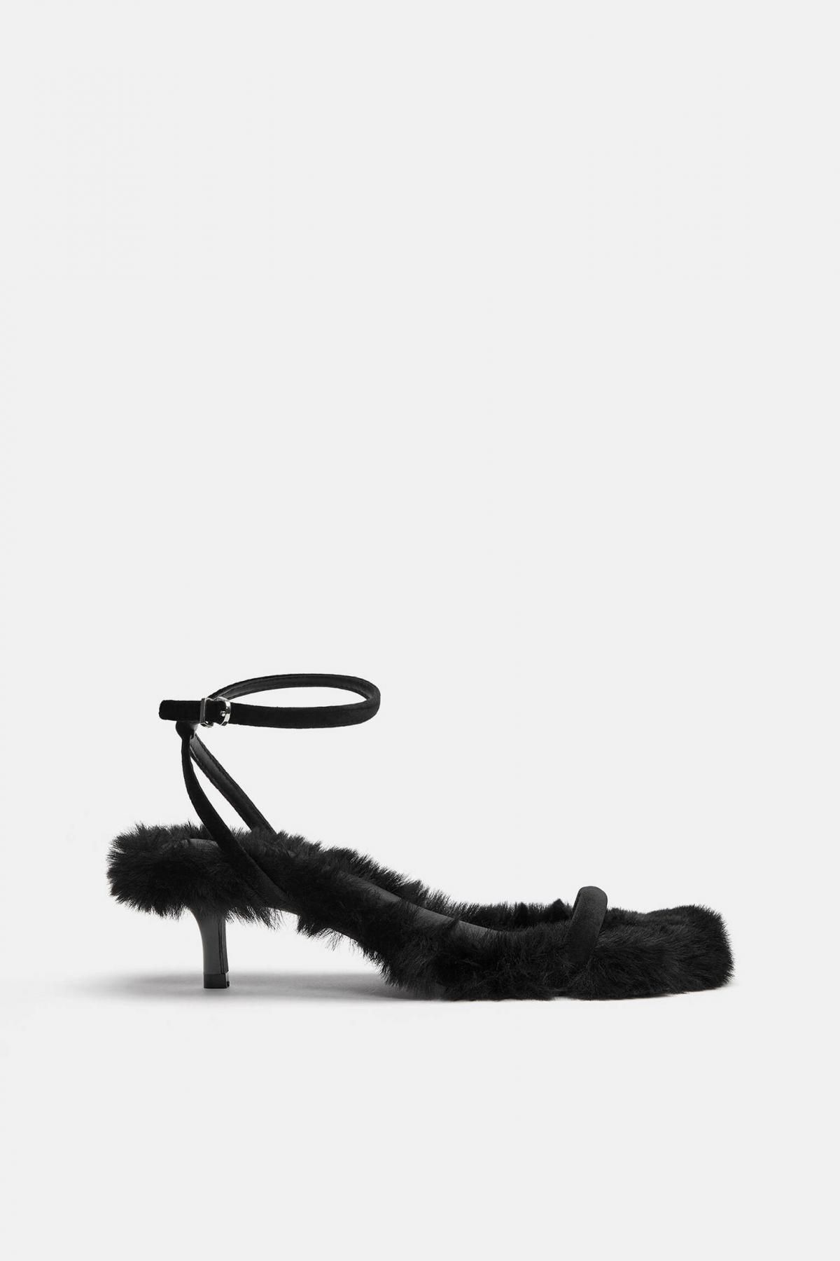풀앤베어 퍼 스트랩 로우힐 샌들 블랙 1602/740 BLACK - 상품 이미지