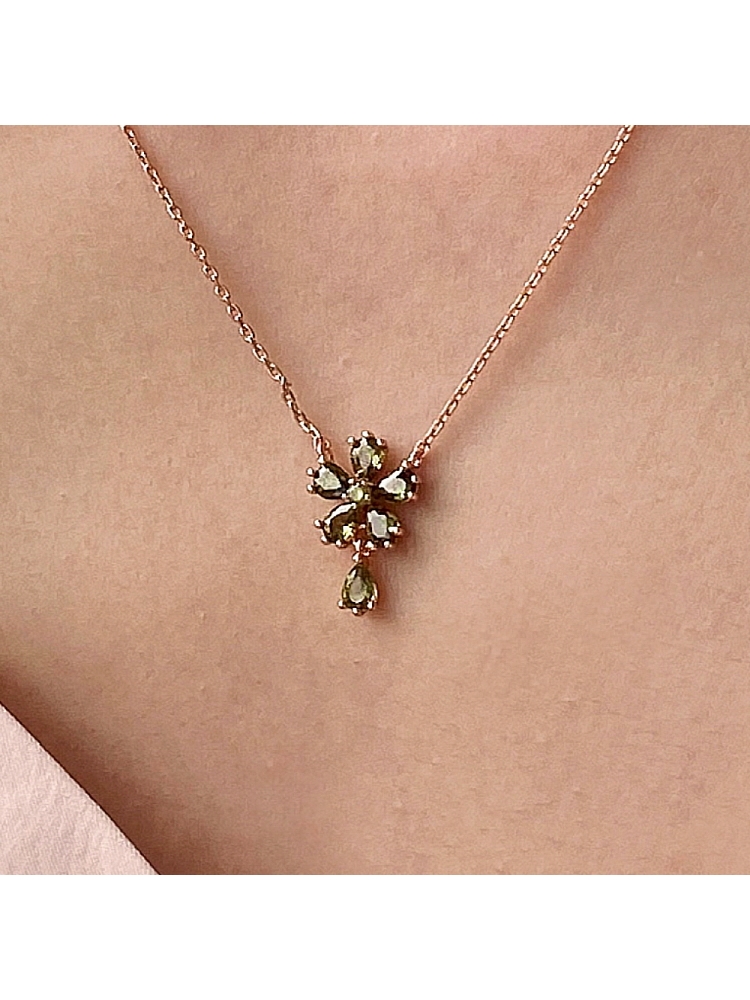[Color Cubic] 모노그래프 칼리아 여성 주얼리 큐빅 펜던트 꽃 핑크 블루 데일리 목걸이 Peridot - 상품 이미지