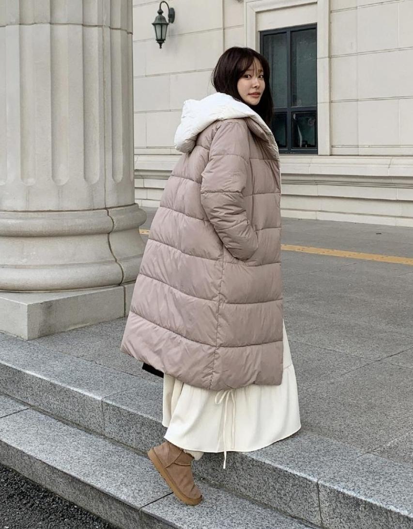 베이직 안감 후드 배색 롱 패딩 코트 - 상세 이미지 4