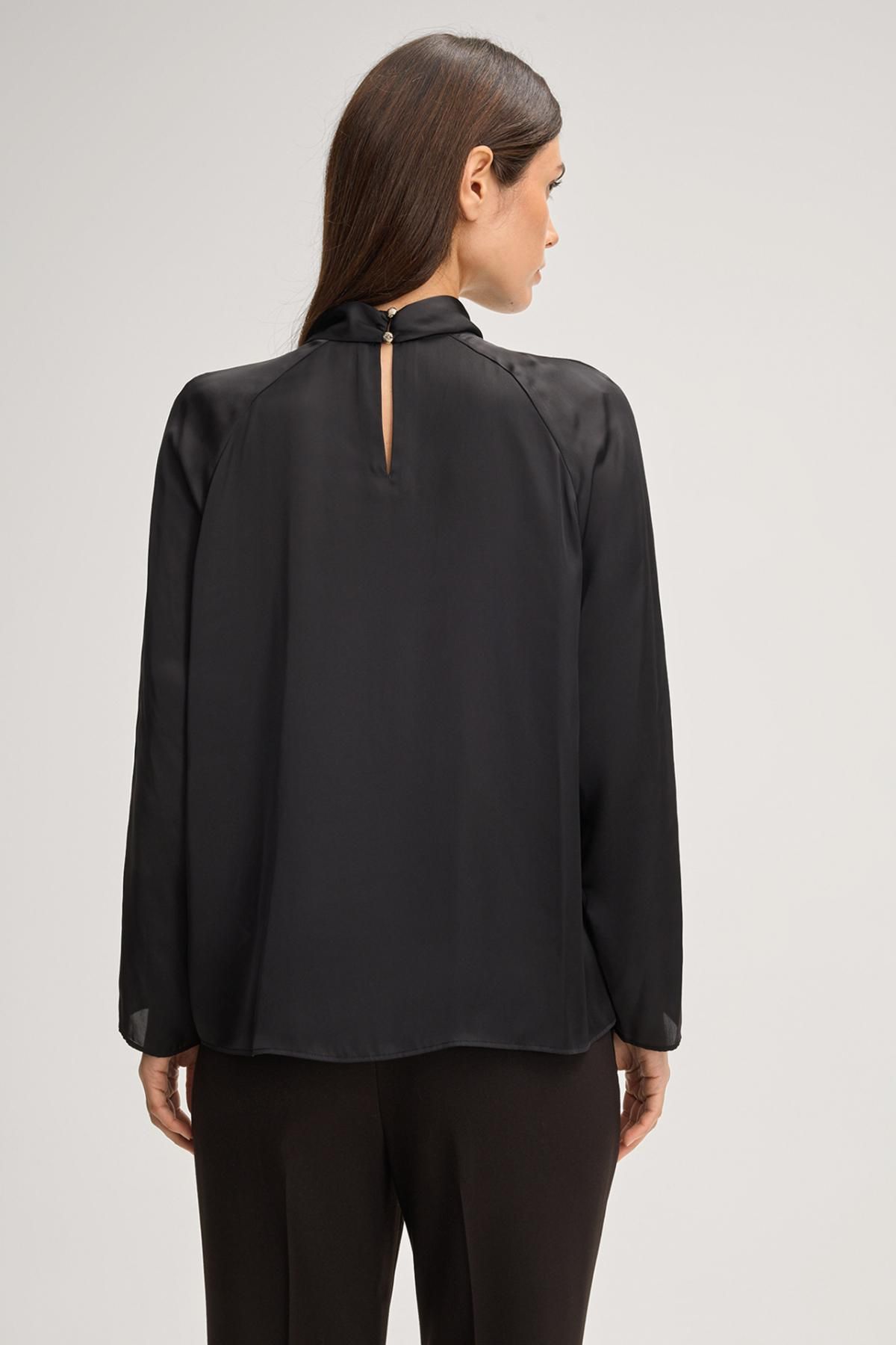 윱 블랙 스탠드넥 플리츠 블라우스 30049698-10019211-001 ONE COLOR - 상세 이미지 4