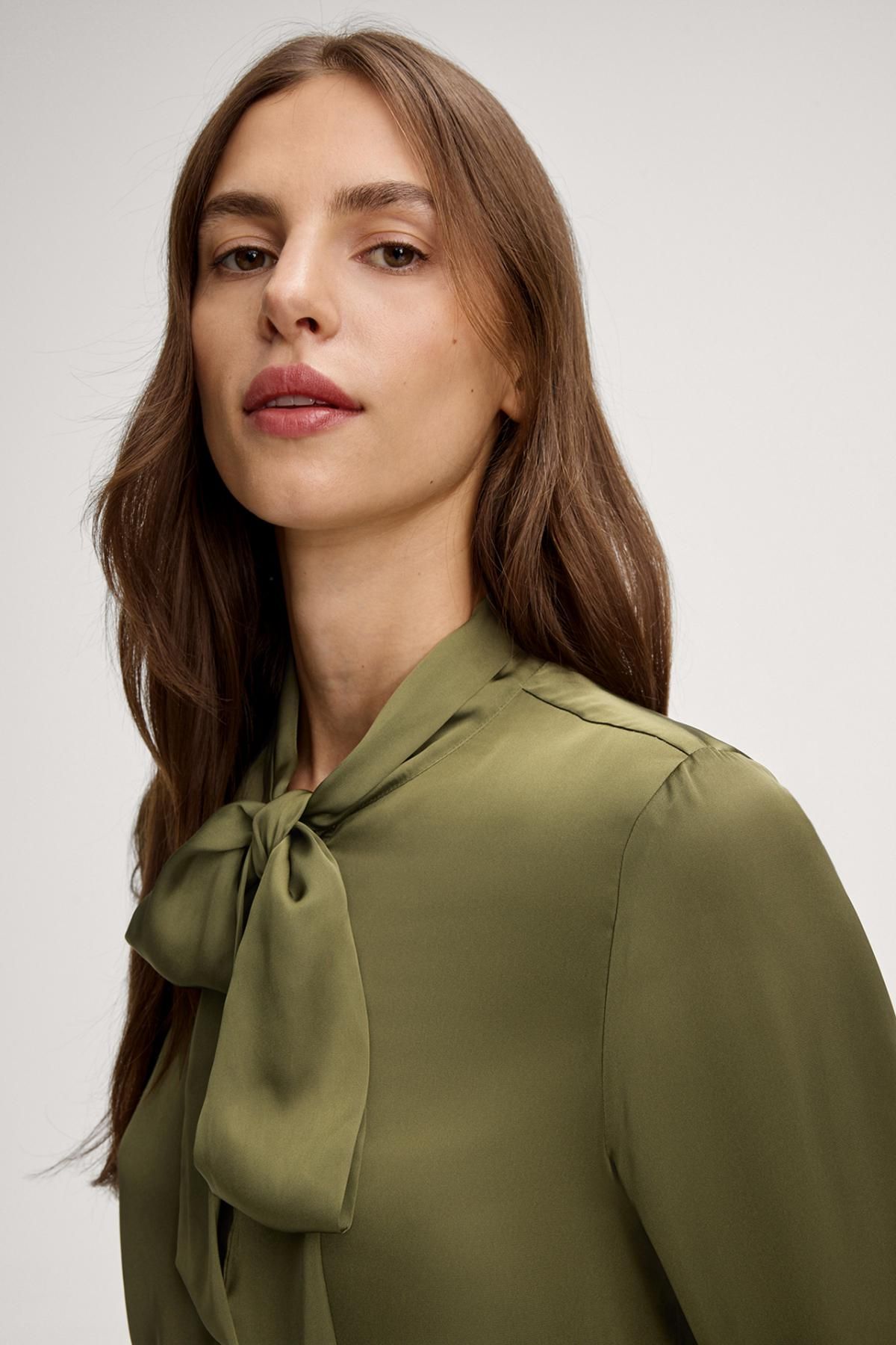 윱 새틴 H라인 올리브그린 블라우스 30048645-10019211-302 ONE COLOR - 상세 이미지 5