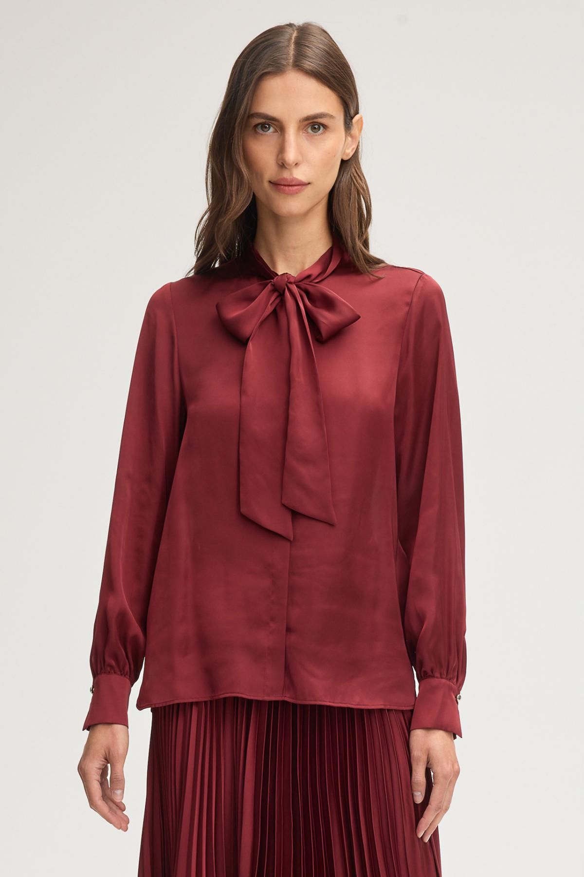 윱 버건디 새틴 리본넥 블라우스 30048645-10019211-608 ONE COLOR - 상품 이미지