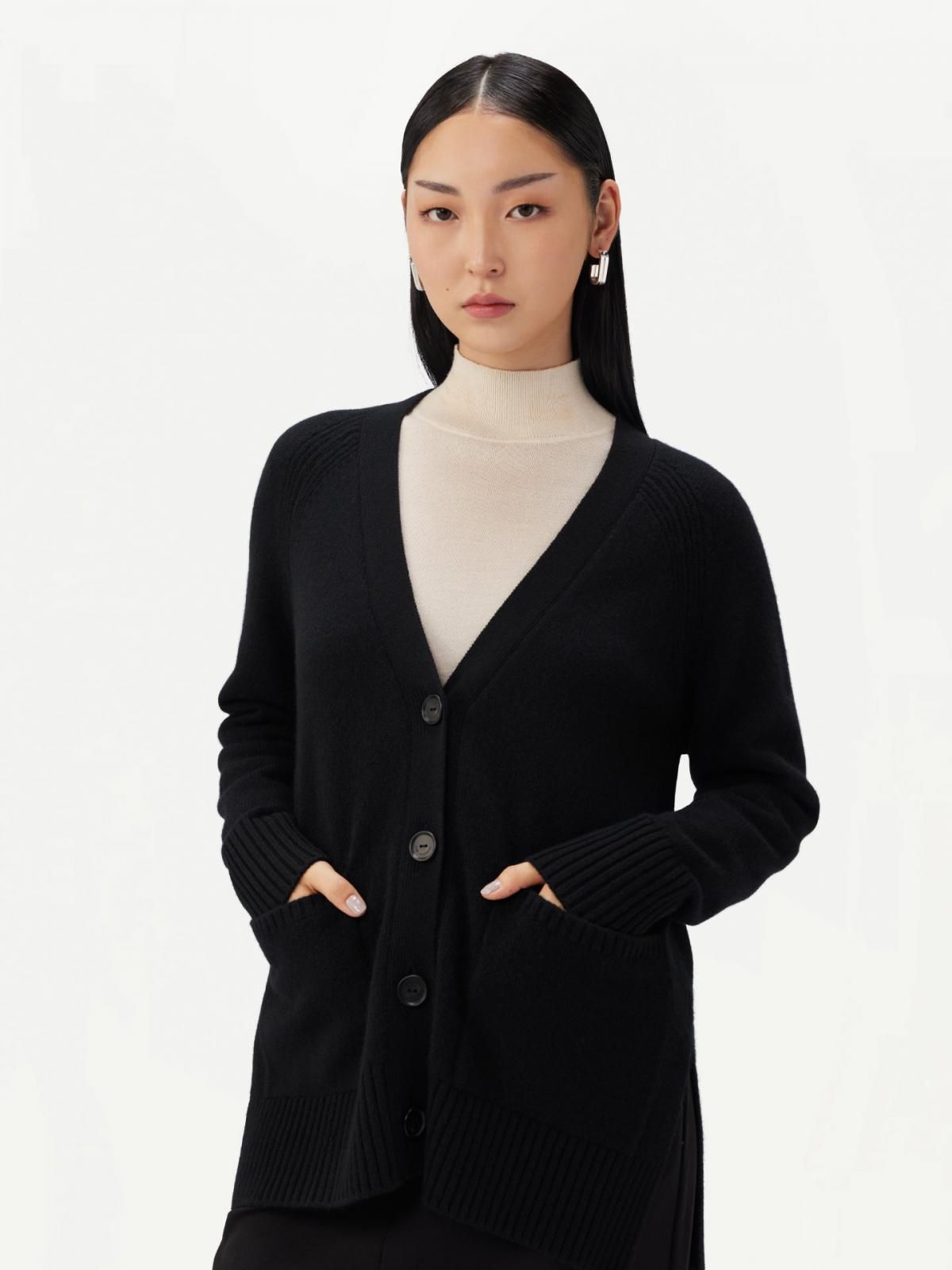 고비캐시미어 프리미엄 캐시미어 브이넥 버튼 가디건 KW024897-1481S0000-003E SCHWARZ - 상세 이미지 3