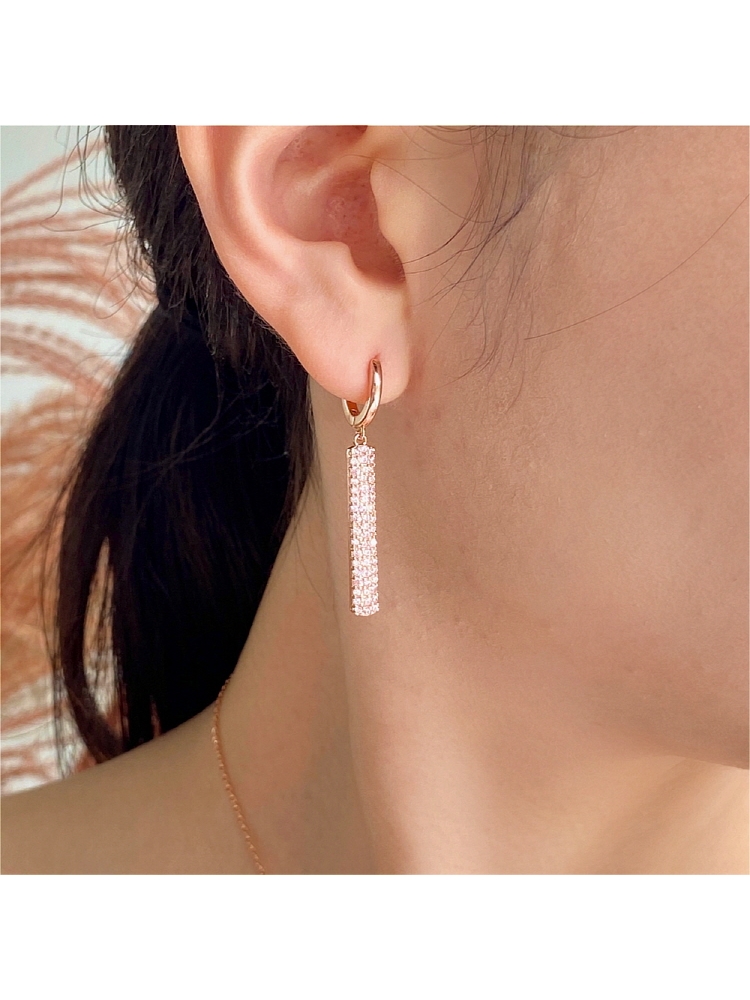 [Color Cubic] 모노그래프 파이퍼 여성 주얼리 큐빅 원터치 바 핑크 블루 데일리 귀걸이 White - 상품 이미지