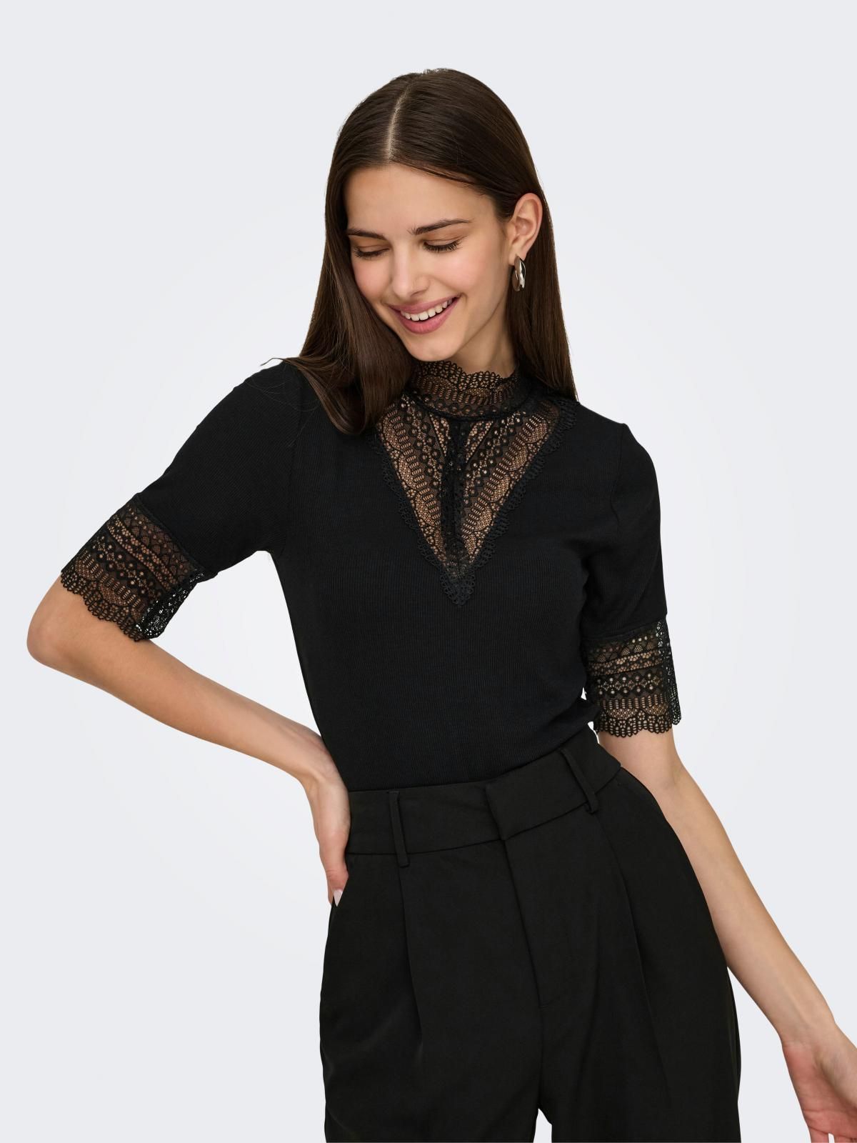 온리 레이스 하이넥 블랙 반팔 블라우스 15335353_2161 BLACK / BLACK - 상품 이미지