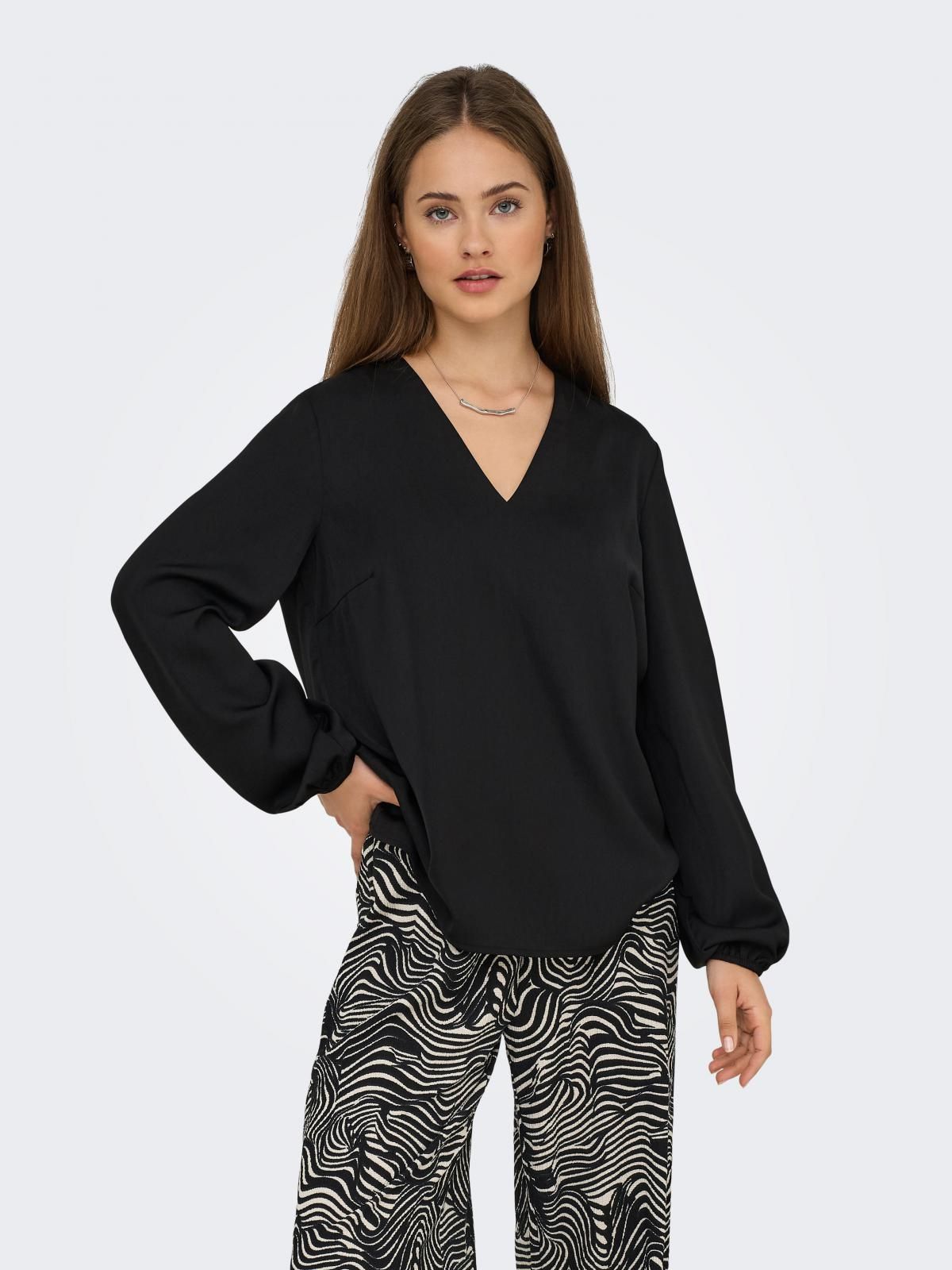 온리 브이넥 볼륨 슬리브 블라우스 15358101_2161 BLACK / BLACK - 상품 이미지