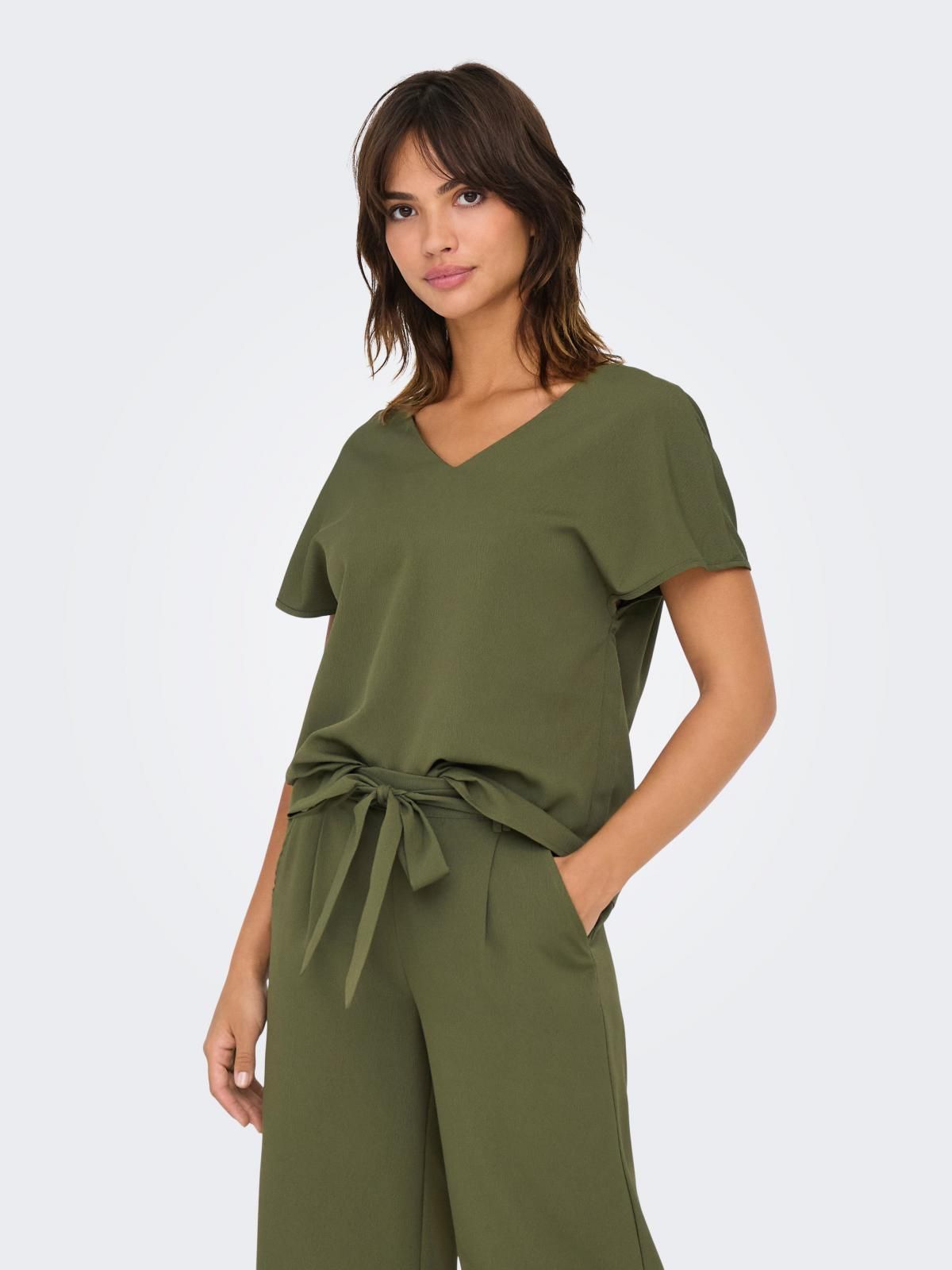온리 미니멀 올리브 그린 V넥 반팔 탑 15342641_4263 GREEN / KALAMATA - 상품 이미지