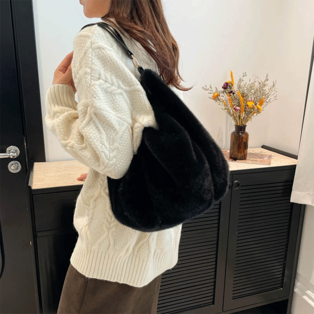 아르니 데일리무드 여성 퍼 호보백 겨울 숄더백 포근한 페이크퍼 가방 데일리백 - 상세 이미지 5