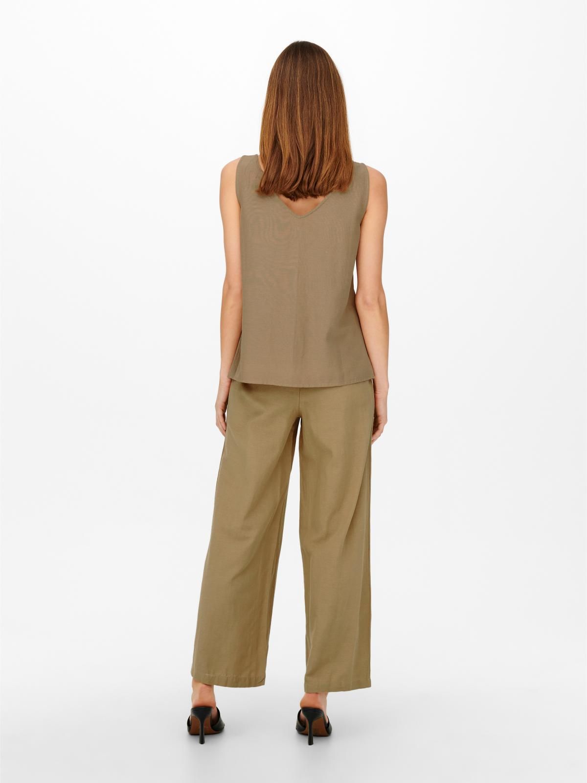 온리 미니멀 브이넥 버튼 캐미솔 탑 15269929_240 BROWN / TANNIN - 상세 이미지 2