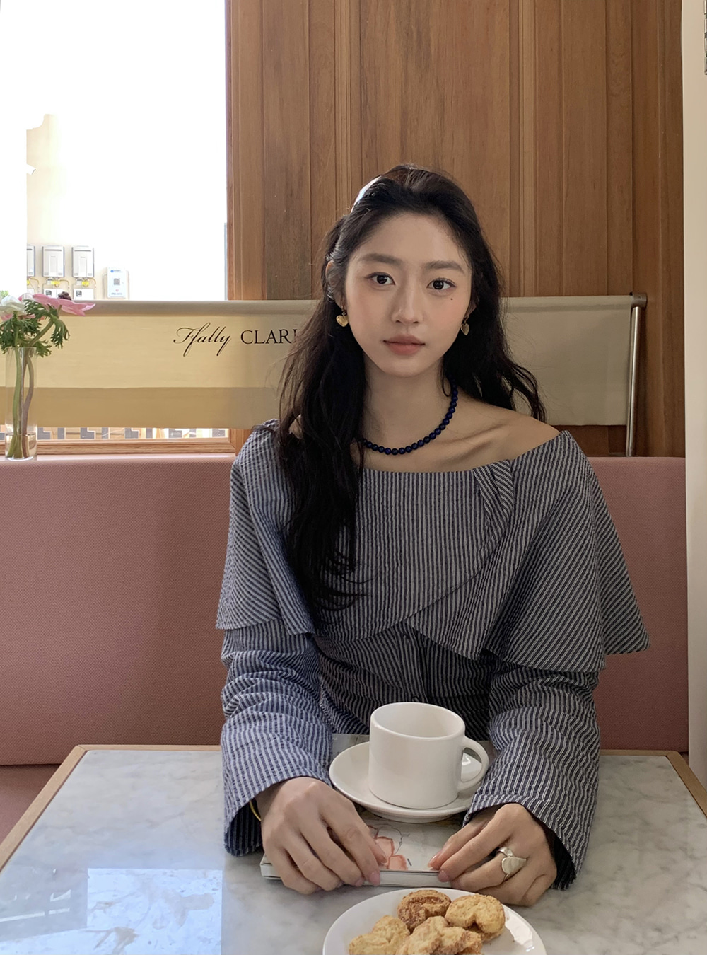 모리스 여성 스트라이프 오프숄더 블라우스 단가라 하객룩 - 상품 이미지
