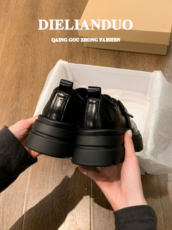 여성 겨울용 블랙 플랫폼 따뜻한 플리스 안감 캐주얼 스타일 소가죽 슈즈 통굽 디자인 편안한 착용감 겨울신발 - 상세 이미지 4